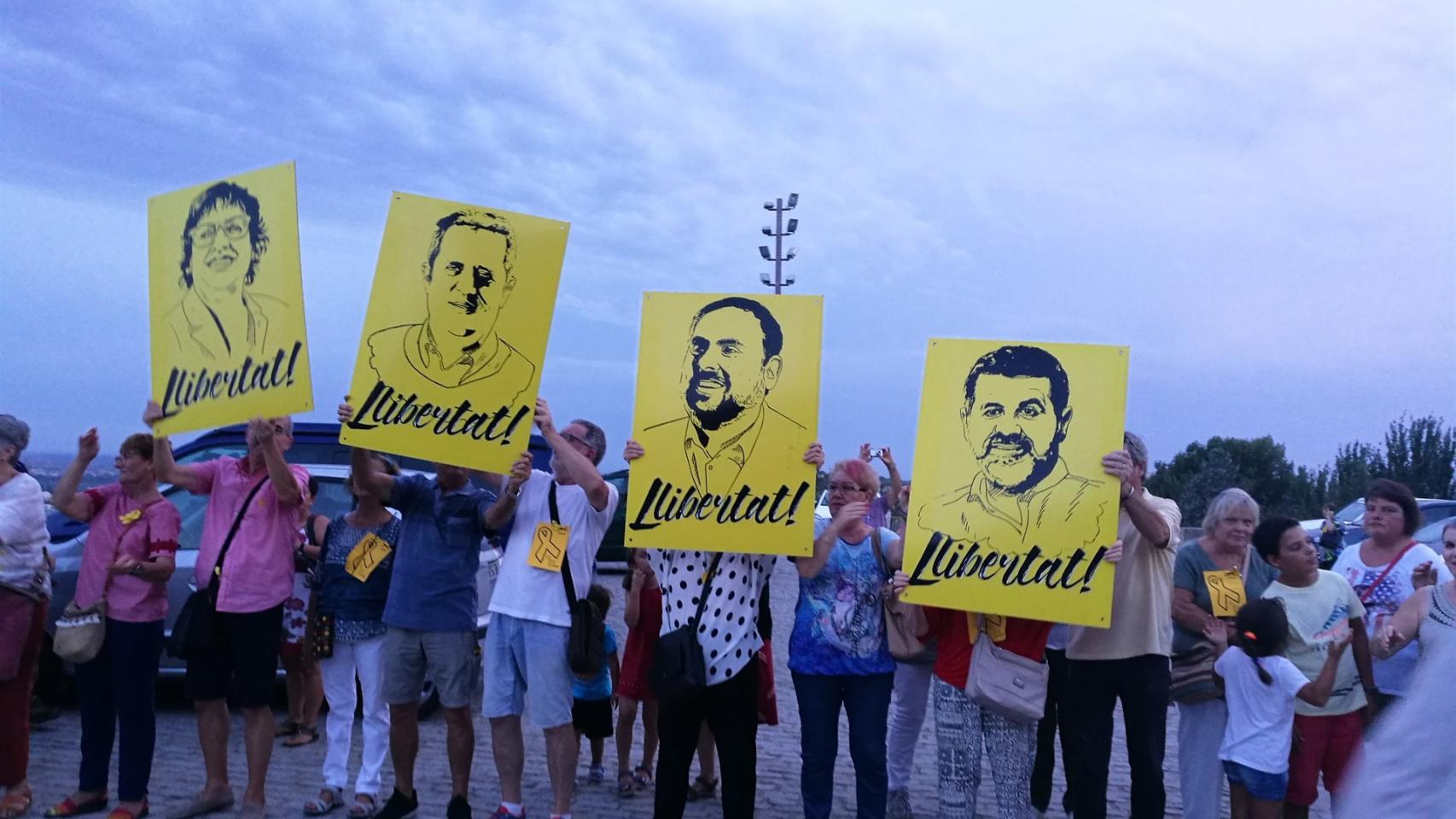 La cadena humana organizada en Lleida para pedir la libertad de los presos independentistas.