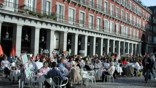 Turistas en la Plaza Mayor de Madrid.