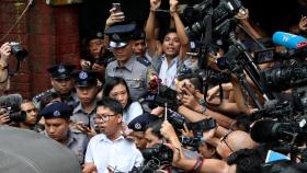 Wa Lone y Kyaw Soe Oo dejan la corte de Insein después de escuchar el veredicto en Yangon.