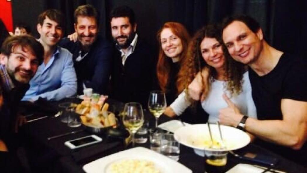 Angie junto a su hermano y un grupo de amigos