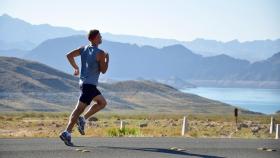 Hacer deporte y otros hábitos saludables pueden ayudar a prevenir enfermedades.