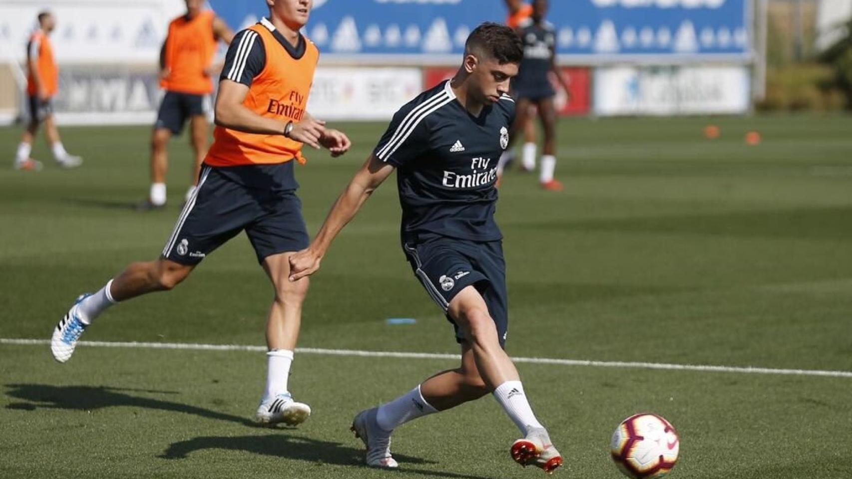 Fede Valverde entrenando con Kroos en el Real Madrid