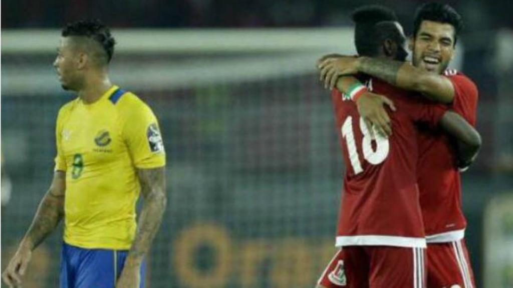 Charly Briones se abraza a un compañero en la Copa de África 2015