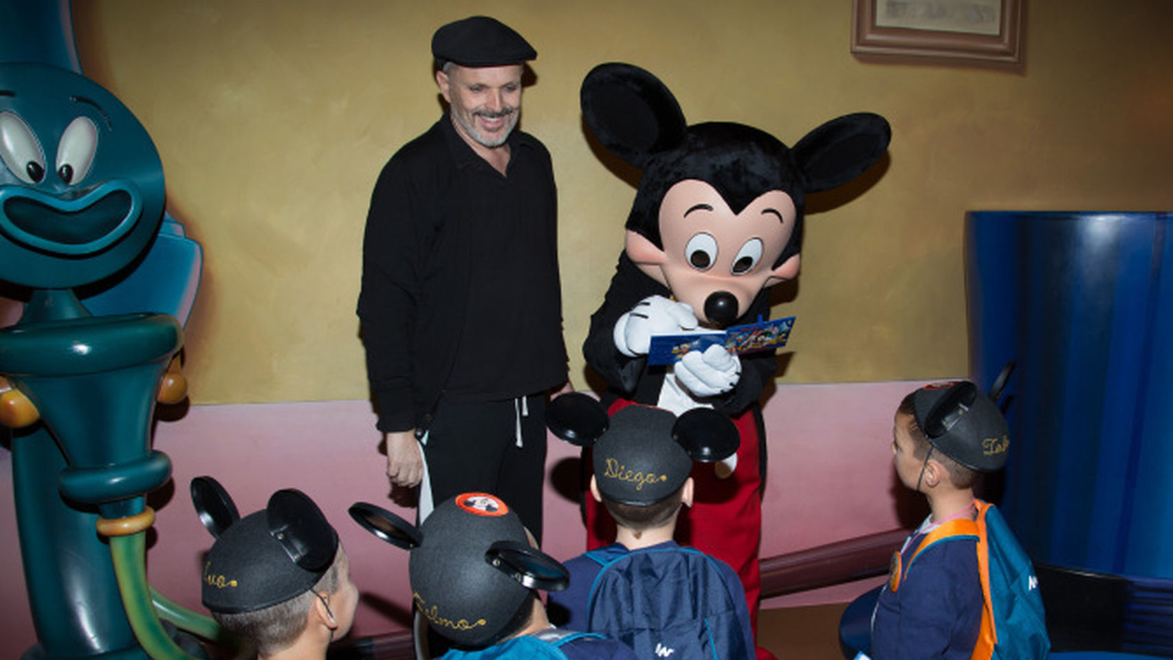 Miguel Bosé durante una visita a Disneylandia con sus hijos.