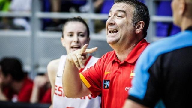 Miguel Méndez, durante un partido con la selección española.