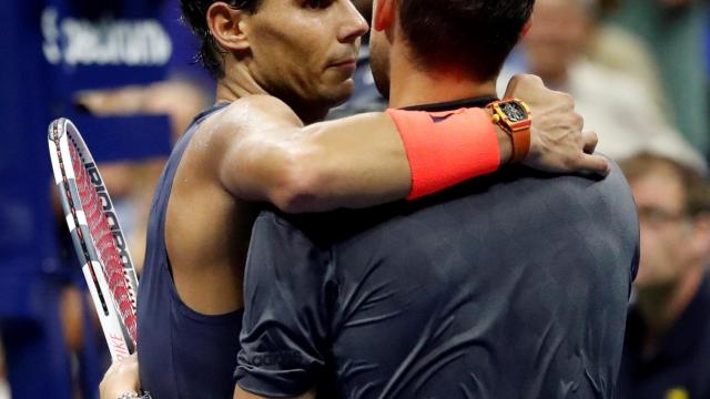 Nadal abrazándose a Thiem tras el partido de cuartos.