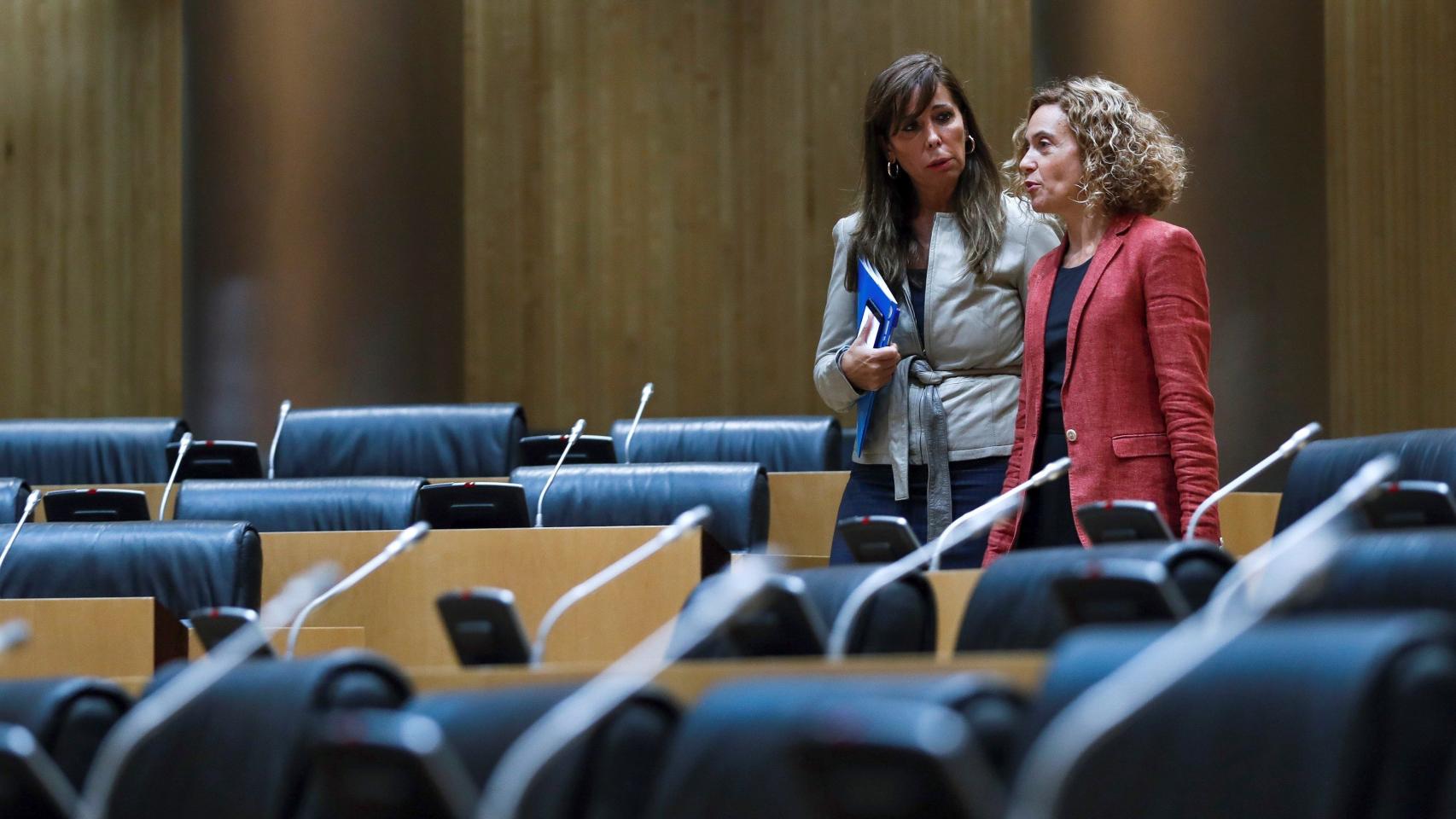 La ministra Meritxell Batet, junto a la portavoz del PP en la comisión territorial del Congreso, Alicia Sánchez Camacho.