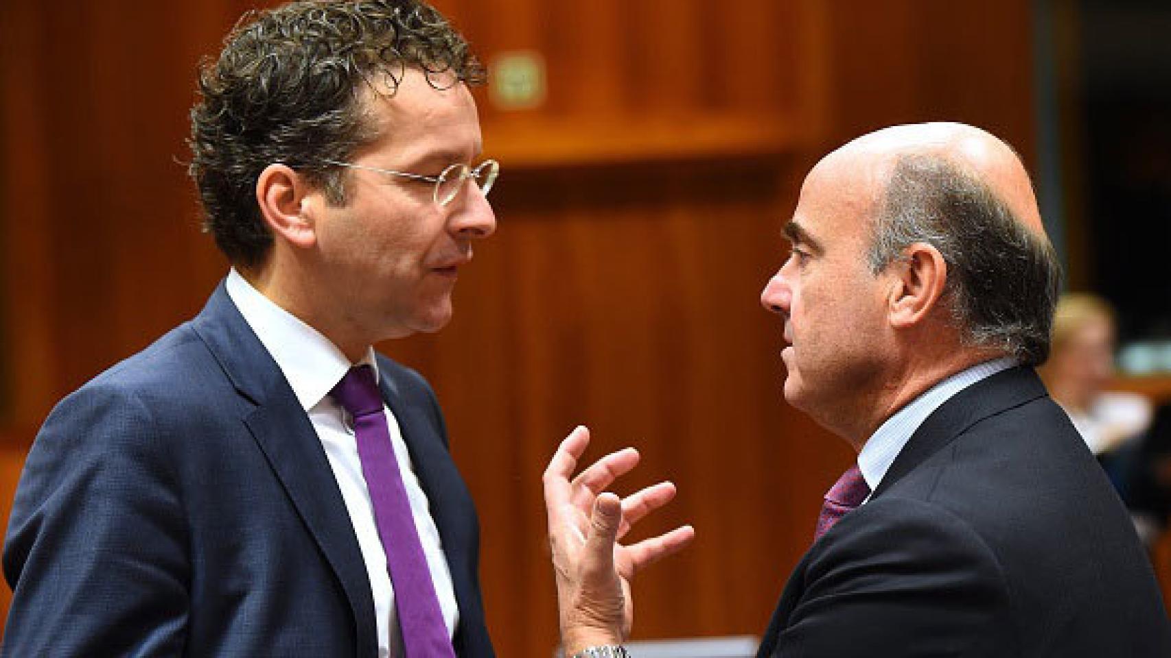 Jeroen Dijsselbloem y Luis de Guindos en una reunión en Bruselas.