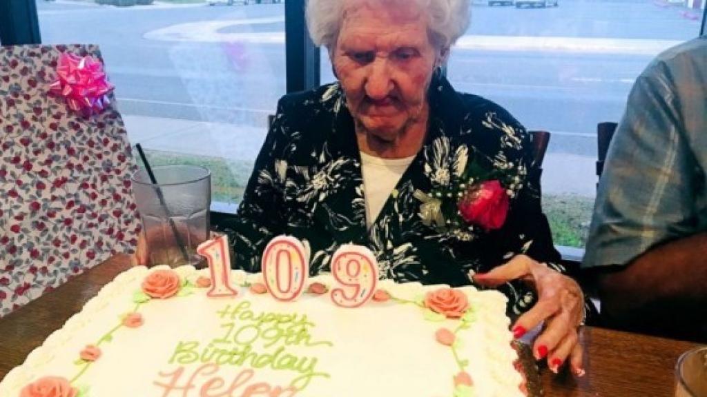 Helen Self celebrando su cumpleaños en el restaurante