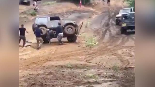 ¿Un mal día? este fiasco tras volcar un coche te hará ver el vaso medio lleno