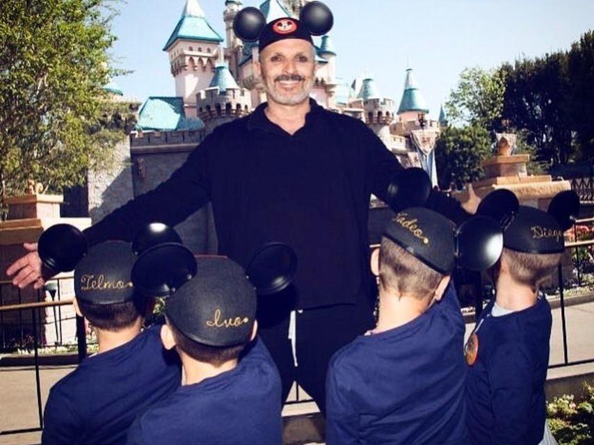 Miguel Bosé junto a sus cuatro hijos en Disneyland París.