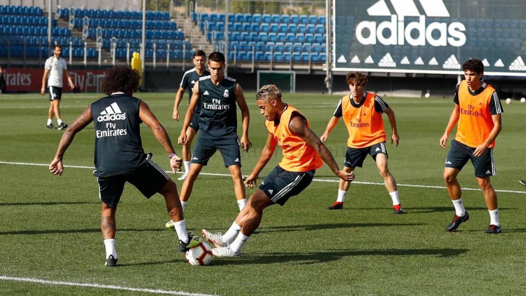 Marcelo y Mariano pelean por el balón en el entrenamiento