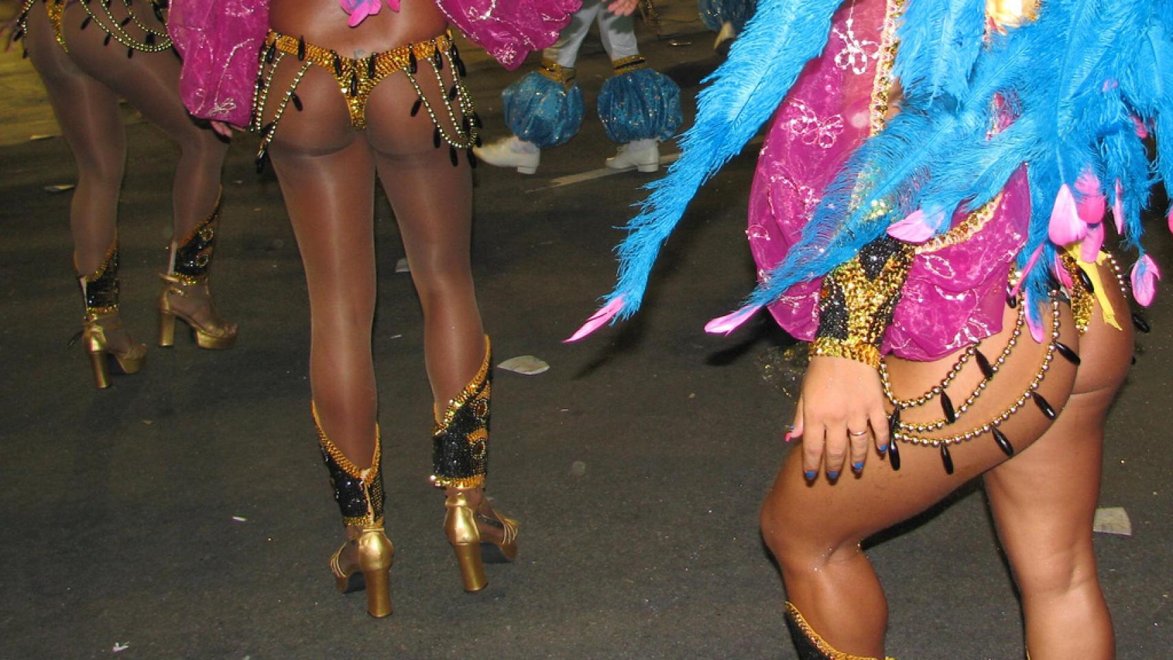 Dos traseros brasileños danzando durante el Carnaval.