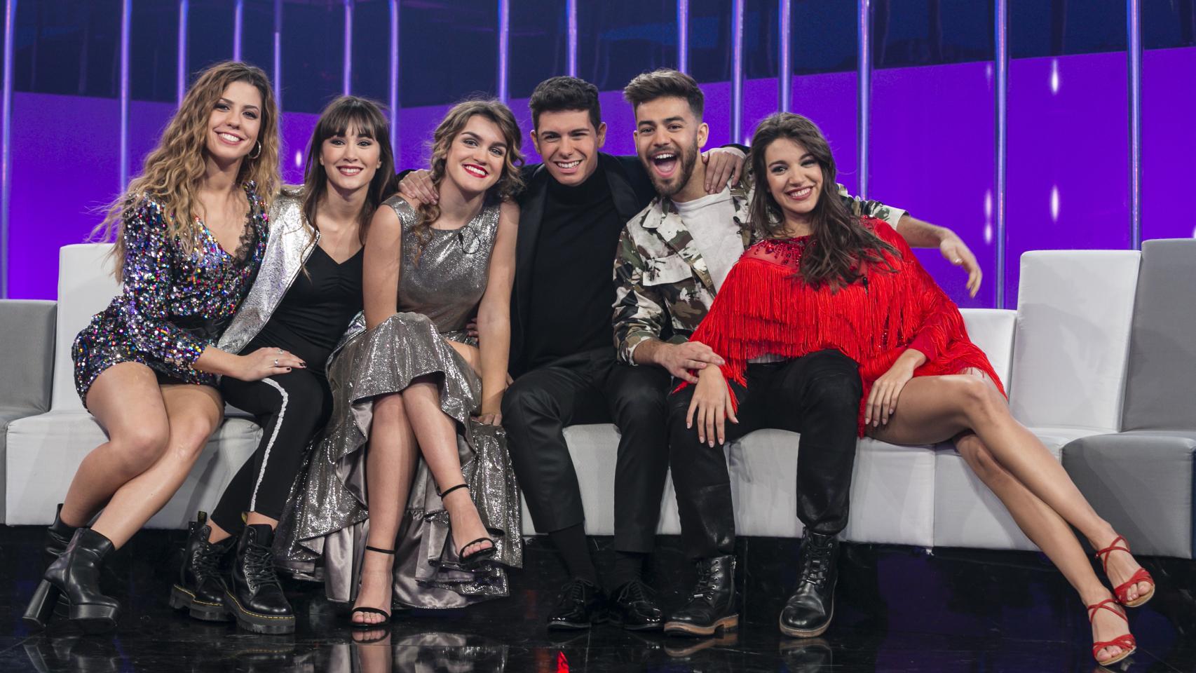 Foto de grupo en una de las galas de OT: Miriam, Aitana, Amaia, Alfred, Agoney y Ana.