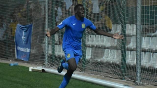 El jugador del Fuenlabrada celebra un gol. Foto: Twitter (@CFuenlabradaSAD)