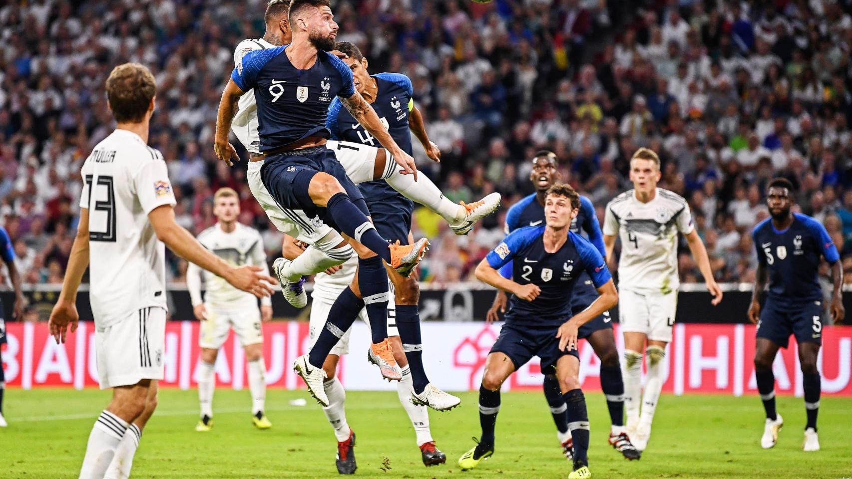 Giroud y Boateng pelean por un balón