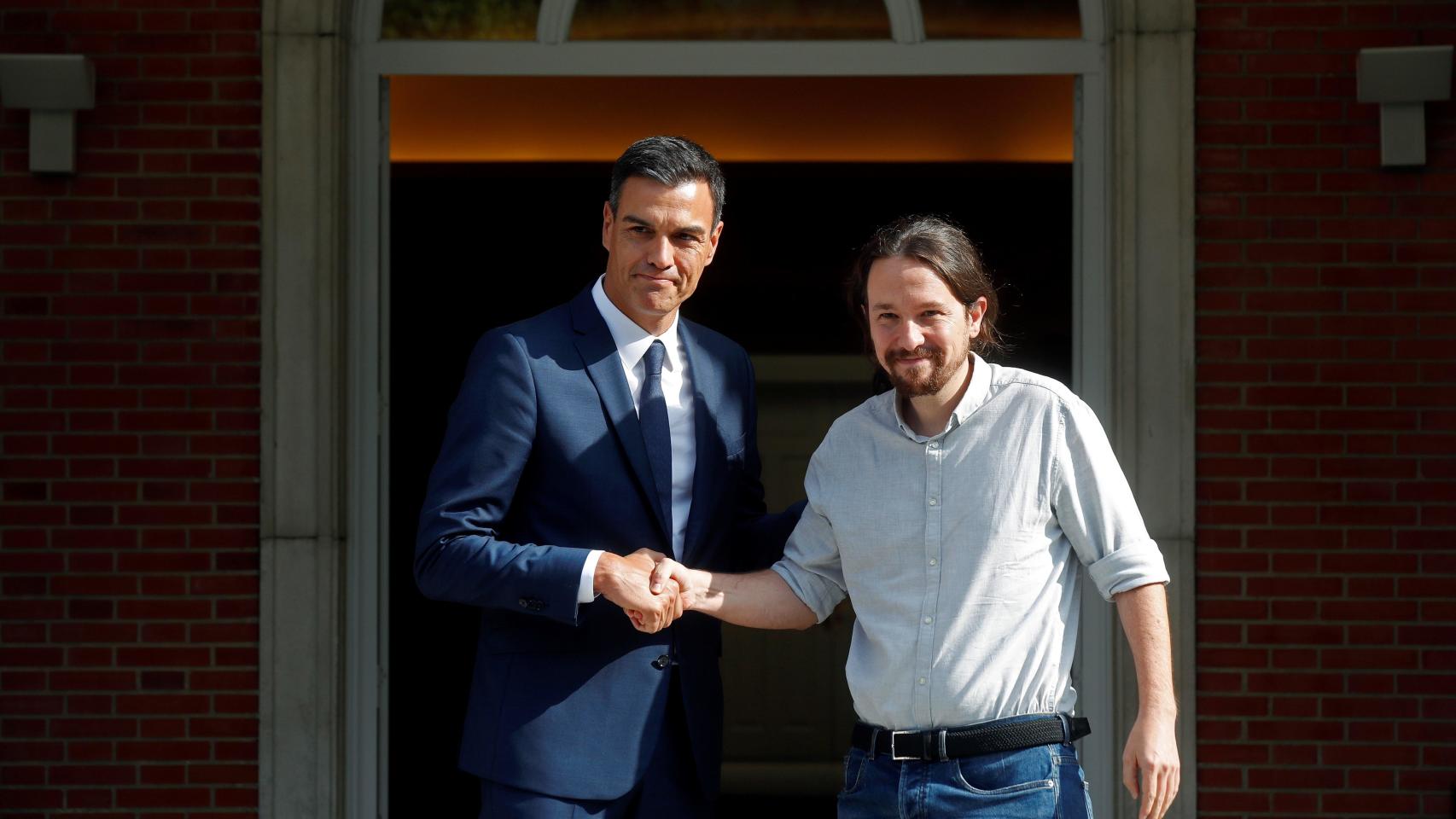 Sánchez e Iglesias posan para los fotógrafos antes de la primera reunión para los Presupuestos en Moncloa.