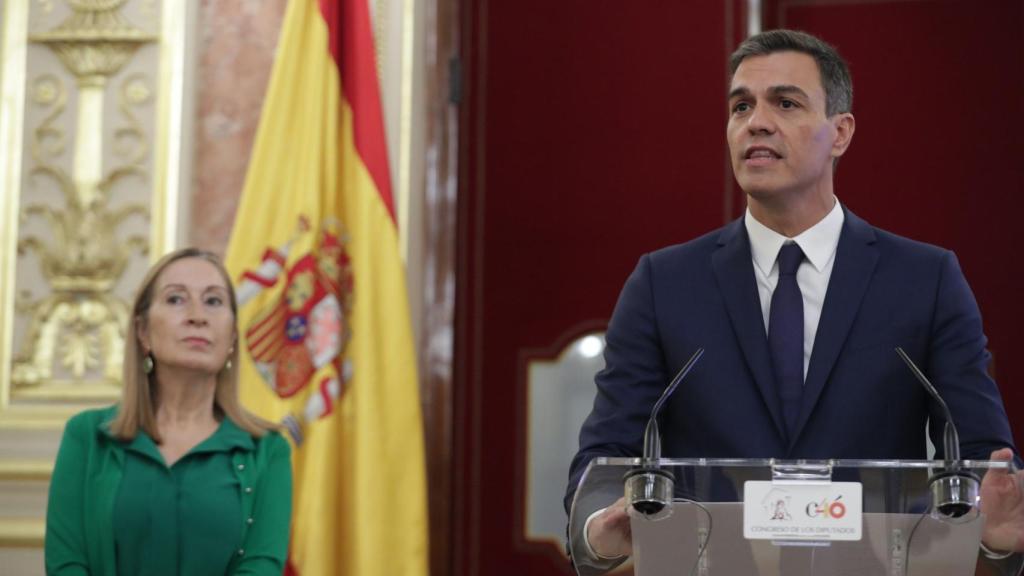 Ana Pastor junto a Pedro Sánchez este jueves en el Salón de los Pasos Perdidos del Congreso de los Diputados.