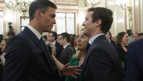 Pedro Sánchez, Ana Pasto y Pablo Casado en el Salón de los Pasos Perdidos.