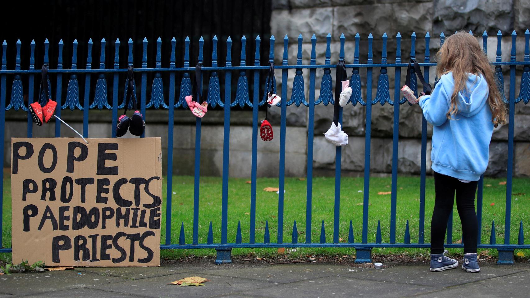 Una pancarta en Dublin con el lema: El Papa protege a los pedófilos.