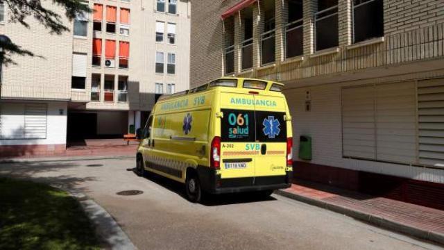 Una ambulancia frente a la casa donde han tenido lugar los hechos.