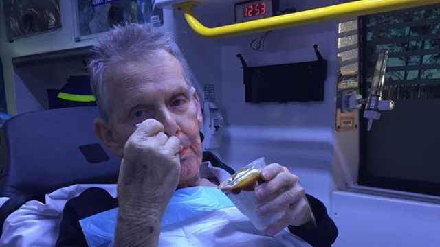 Ron disfrutando de su helado de caramelo en la ambulancia.
