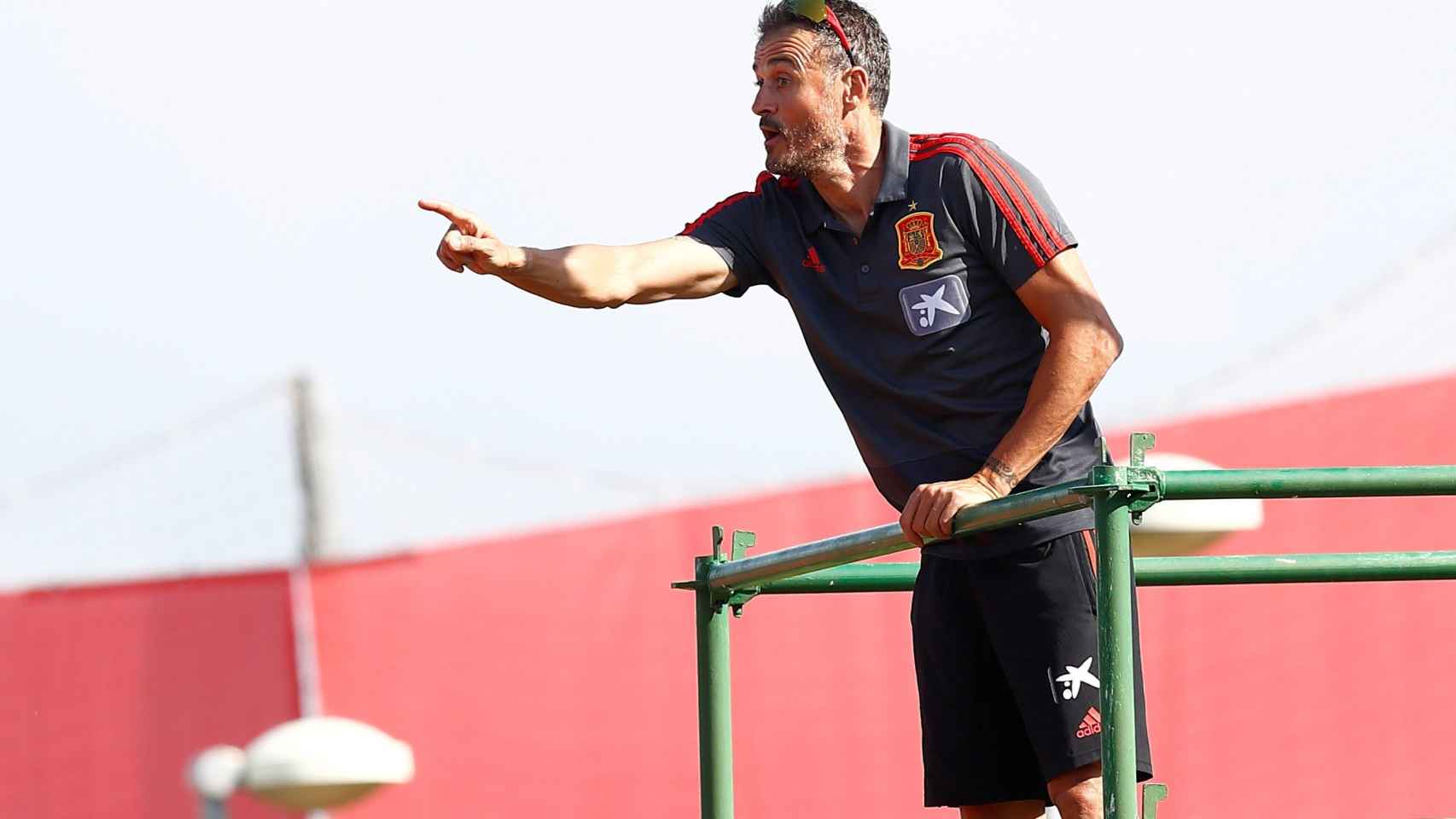 Luis Enrique dirige un entrenamiento de la Selección desde un andamio