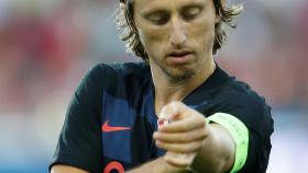 Modric se coloca el brazalete de capitán de Croacia