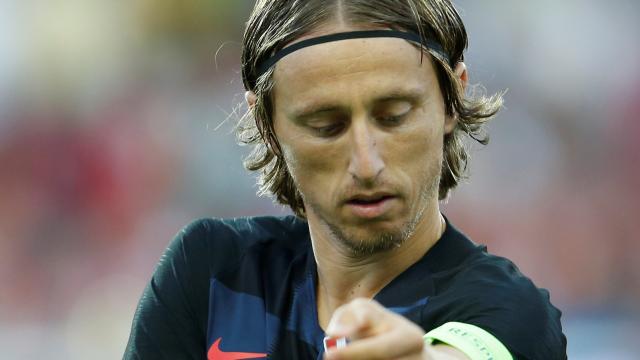 Modric se coloca el brazalete de capitán de Croacia