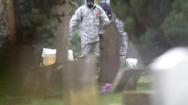 Los miembros de los servicios de emergencia en Salisbury, Reino Unido.