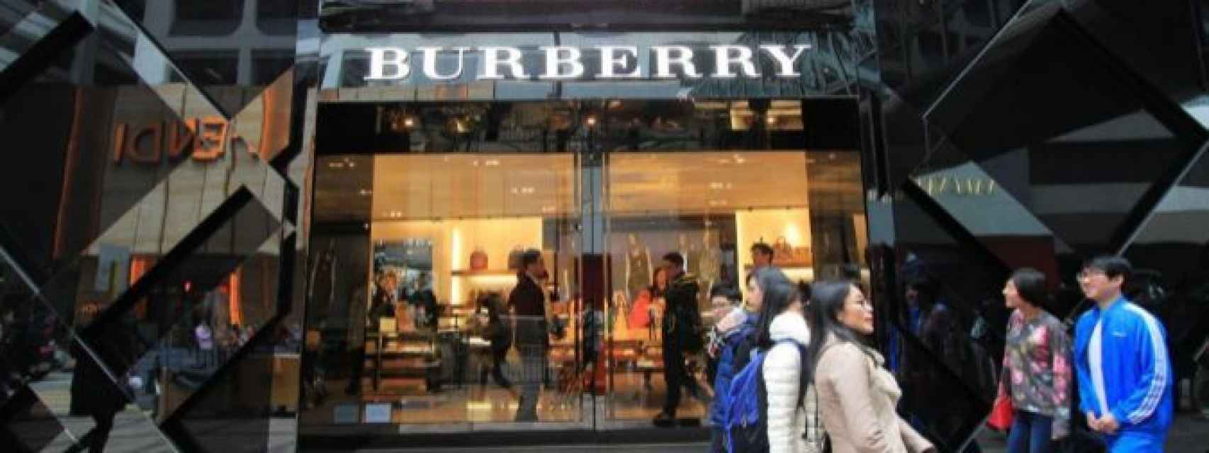 Burberry dejara de quemar la ropa de lujo que le sobra valorada en millones de euros