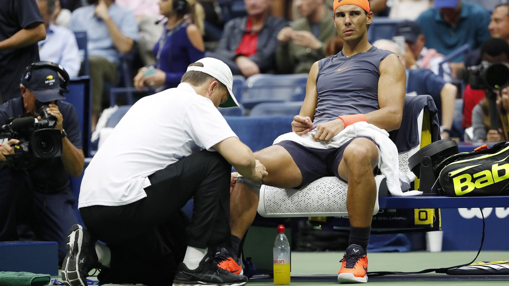 Nadal, siendo atendido en la rodilla derecha.