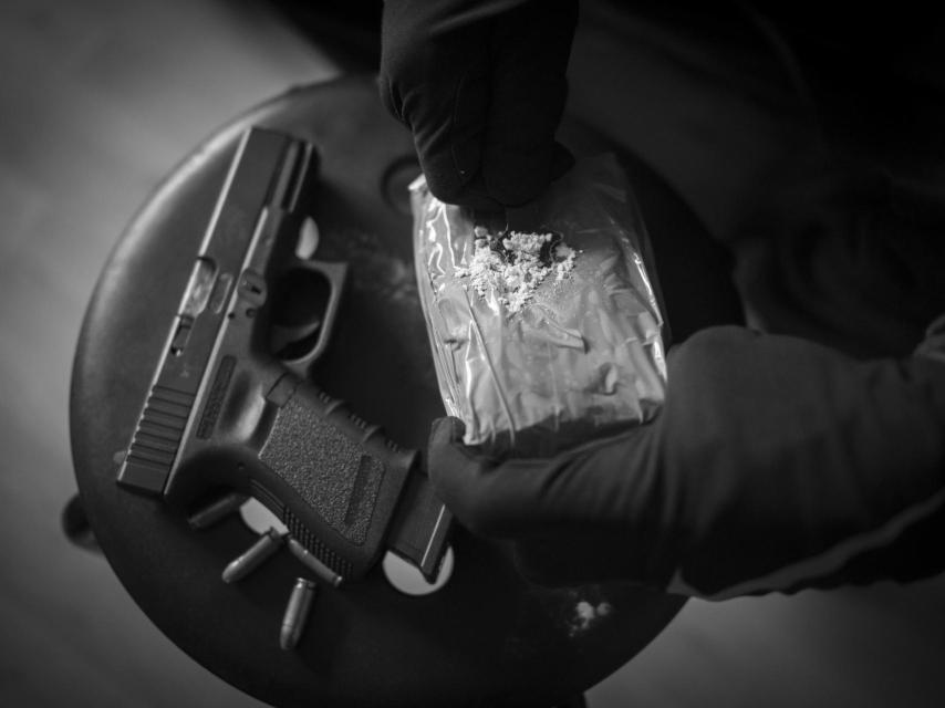 EL ESPAÑOL fue testigo de cómo un hombre armado recogió un kilo de cocaína en una casa del sur de Madrid.