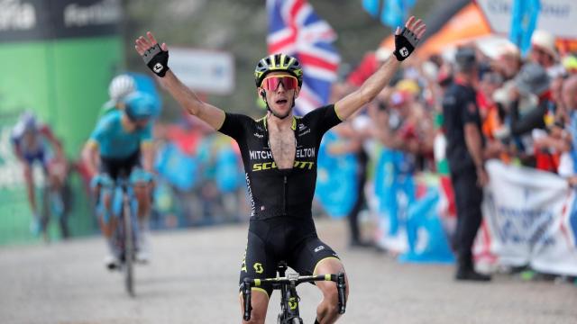 Simon Yates celebra su victoria de etapa en La Vuelta
