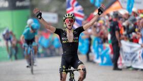 Simon Yates celebra su victoria de etapa en La Vuelta