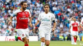 Raúl y Pires, durante un partido entre las leyendas del Real Madrid y el Arsenal