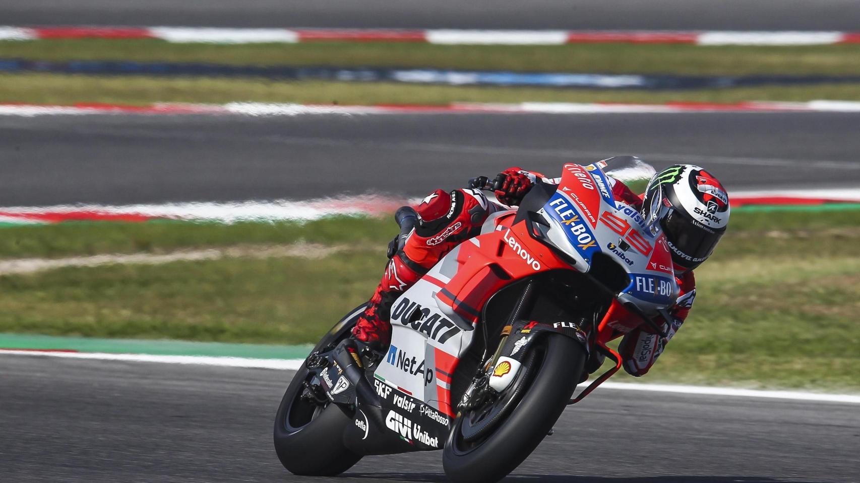 Jorge Lorenzo traza un viraje, en el circuito de Misano.