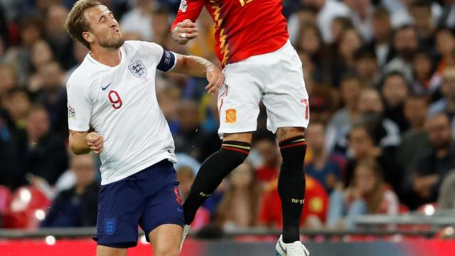 Sergio Ramos disputa un balón con Kane.