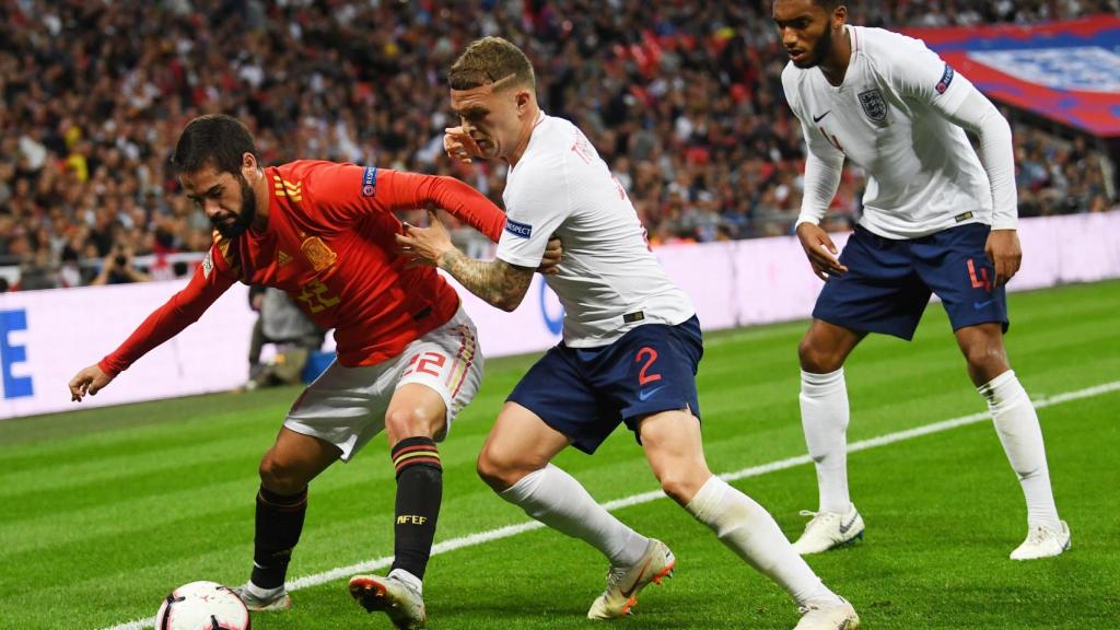 Isco retiene el balón ante la presión de Trippier y Joe Gomez en el Inglaterra - España