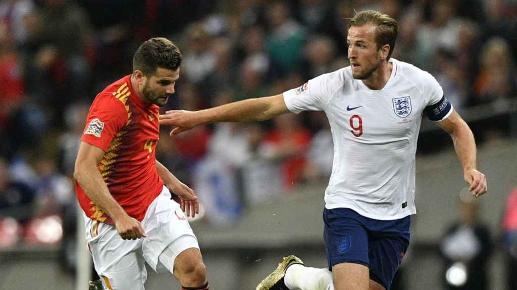 Nacho Fernández disputa un balón con Harry Kane en el Inglaterra - España