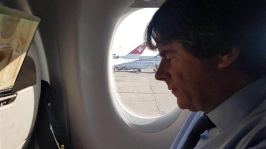 Puigdemont en el avión hacia Suiza.