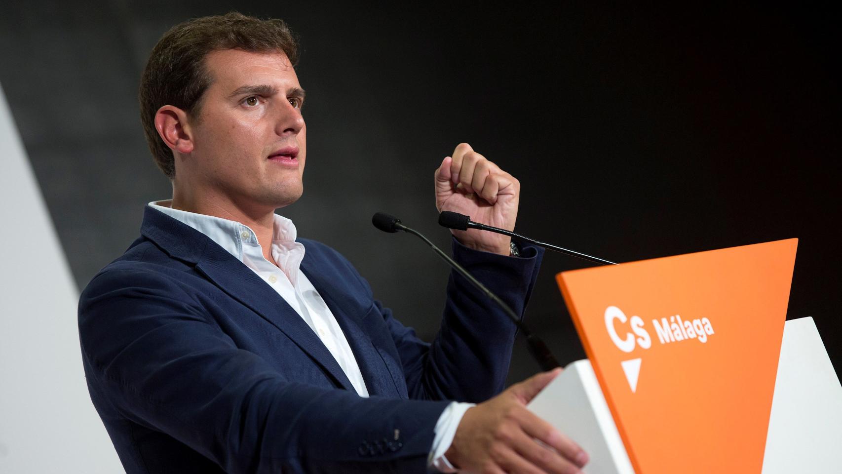 El presidente de Ciudadanos, Albert Rivera (d), durante su intervención en Málaga.