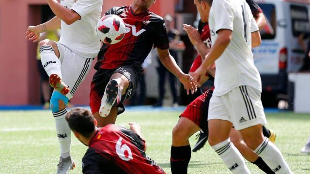 Lucha por un balón en el Adarve-Castilla
