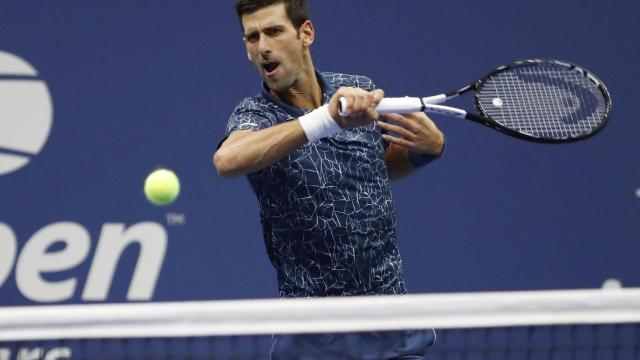 Djokovic, golpeando una derecha en la final ante del Potro.