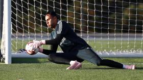 Keylor realizando una parada durante el entrenamiento