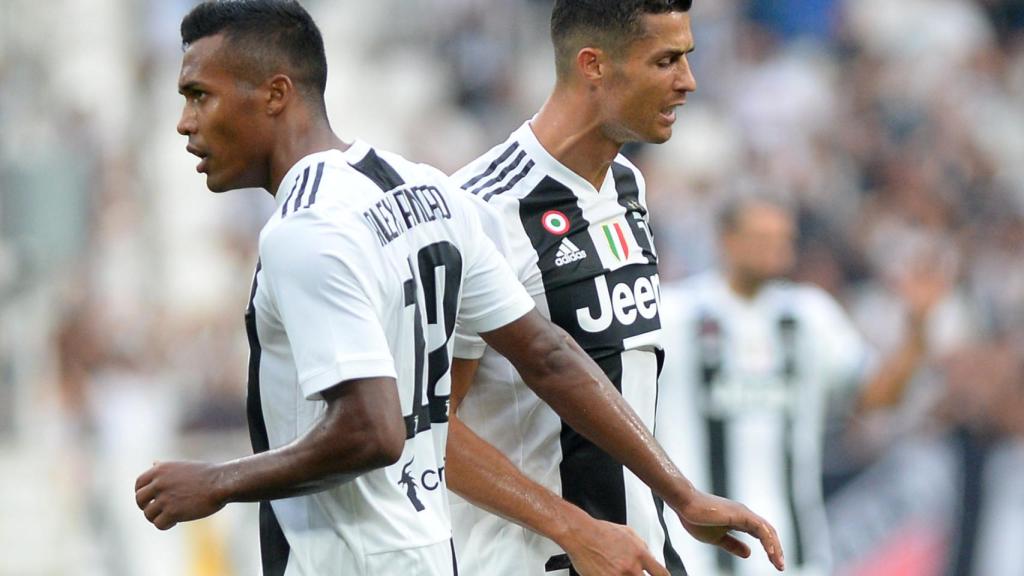 Alex Sandro, junto a Cristiano Ronaldo