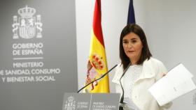 Carmen Montón, en el Ministerio de Sanidad con un e-mail que mostró a la prensa.