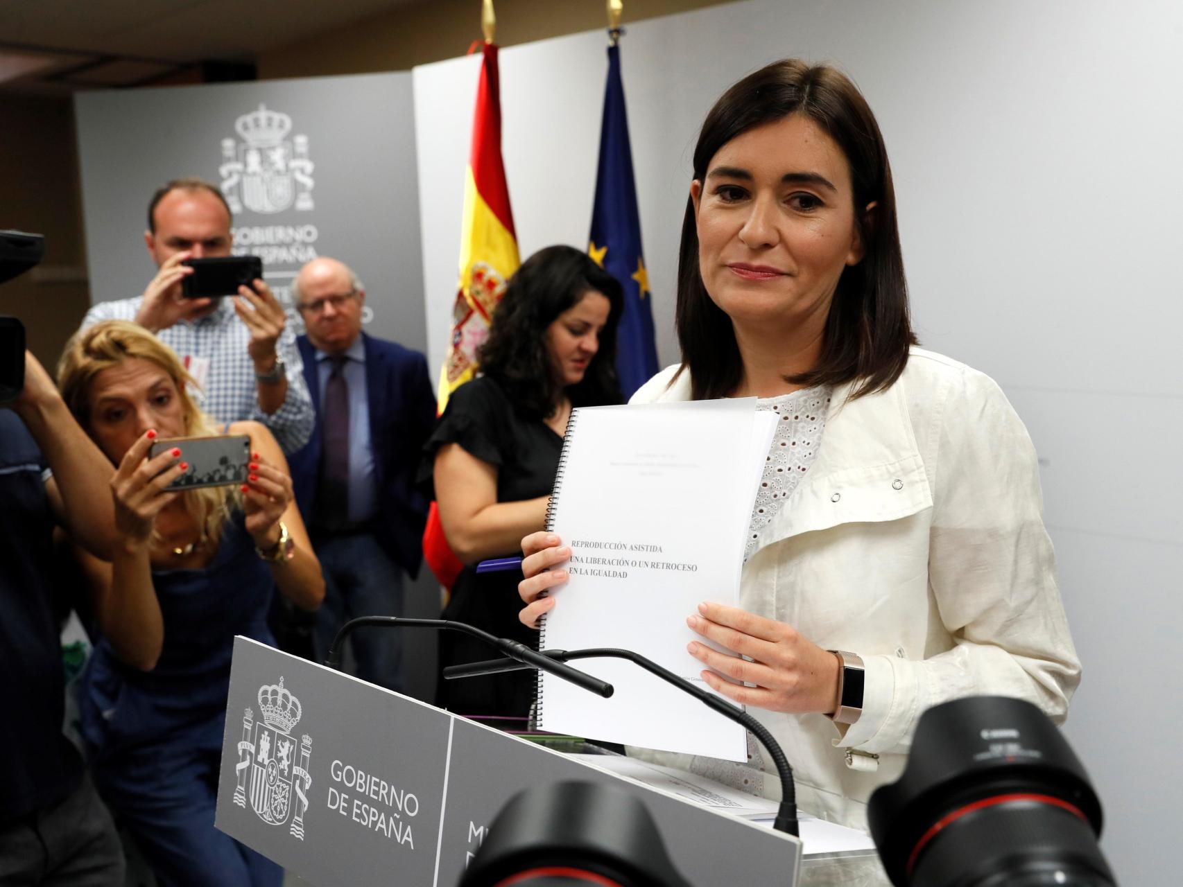 La ministra de Sanidad, Carmen Montón, este lunes en la sede del Ministerio.