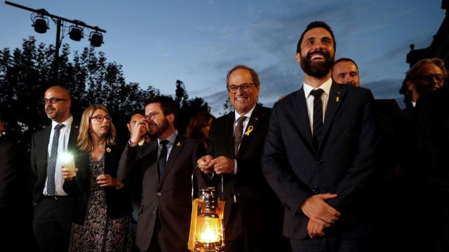 Torra, Torrent, Buch, Artadi y Aragonés, con un farolillo con la llama del Canigó.