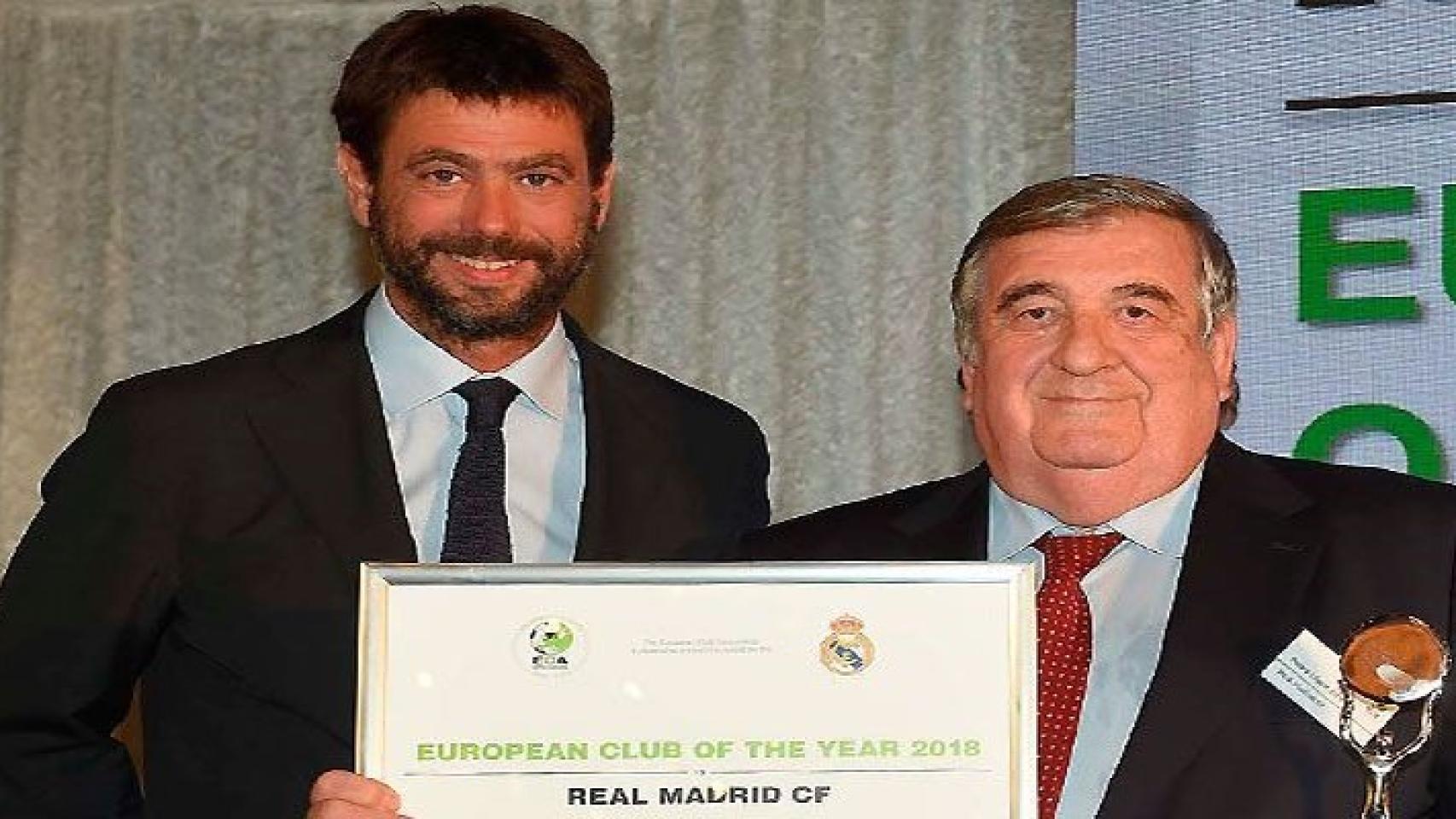 Pedro López recoge el premio de la ECA de manos de Andrea Agnelli